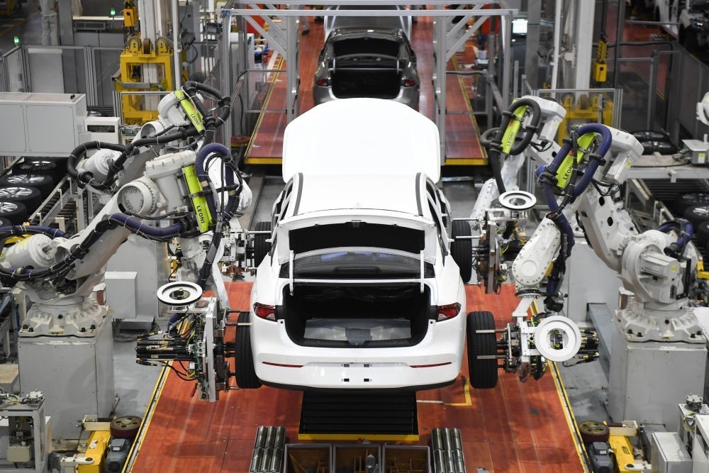 這是2024年4月24日拍攝的廣州廣汽埃安新能源汽車的全自動(dòng)化輪胎安裝工作站。新華社記者 鄧華 攝