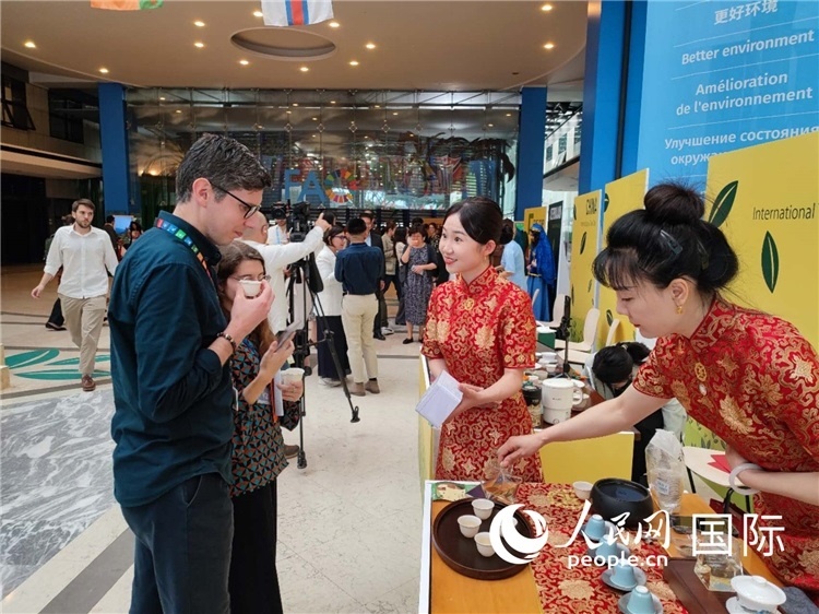 與會(huì)嘉賓在中國展臺(tái)品茶。 人民網(wǎng)記者 謝亞宏攝