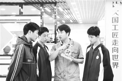 職業(yè)院校教師為數(shù)控技術(shù)應(yīng)用專業(yè)學(xué)生授課。 新華社記者 王全超攝