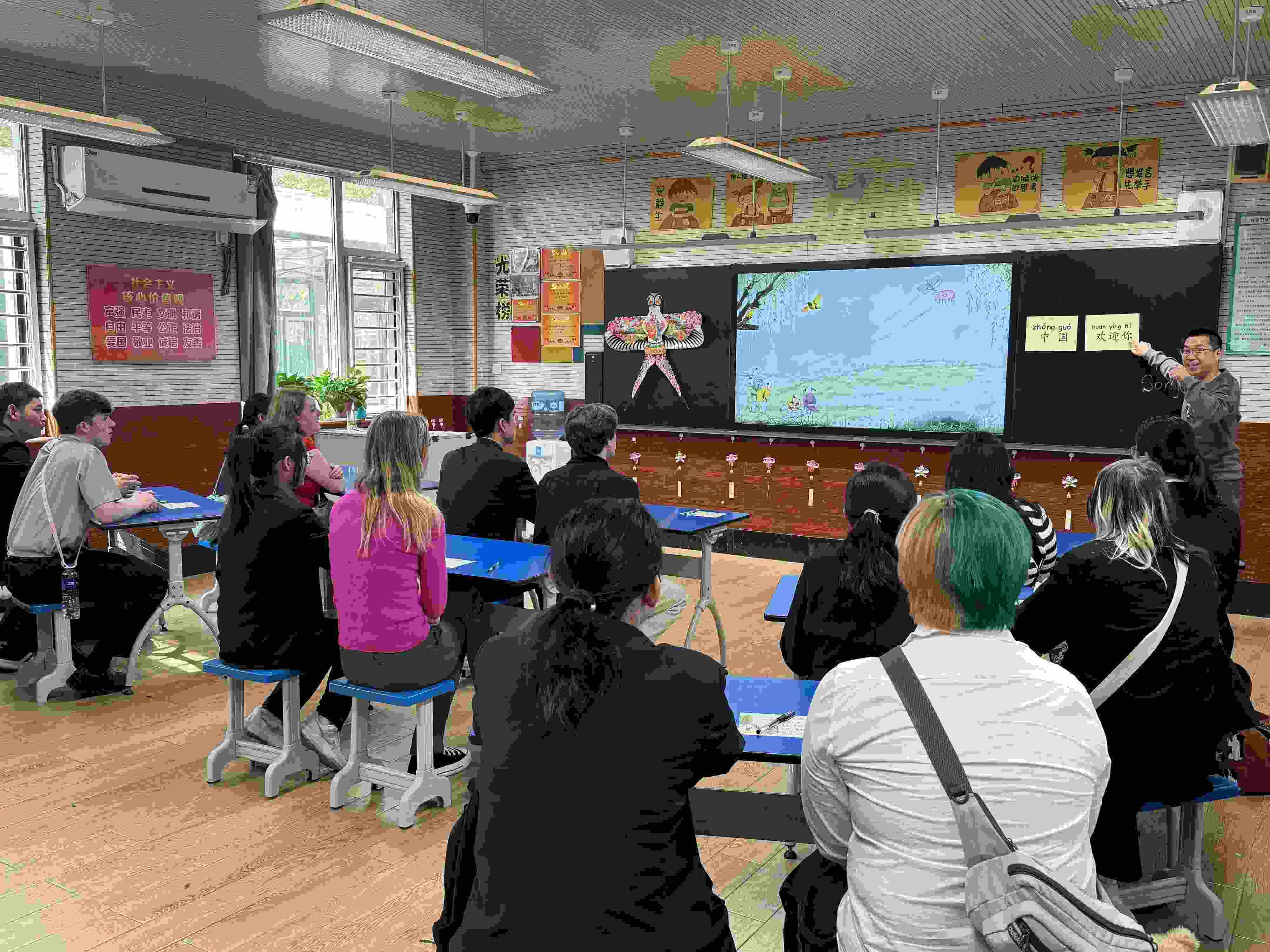 2024年4月20日，美國艾奧瓦州馬斯卡廷高中“友誼傳承”研學(xué)團(tuán)來到石家莊外國語學(xué)校，中美學(xué)生同上一節(jié)中文課。