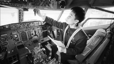  學(xué)生在西航職院實訓(xùn)基地培訓(xùn)。 王禹涵攝