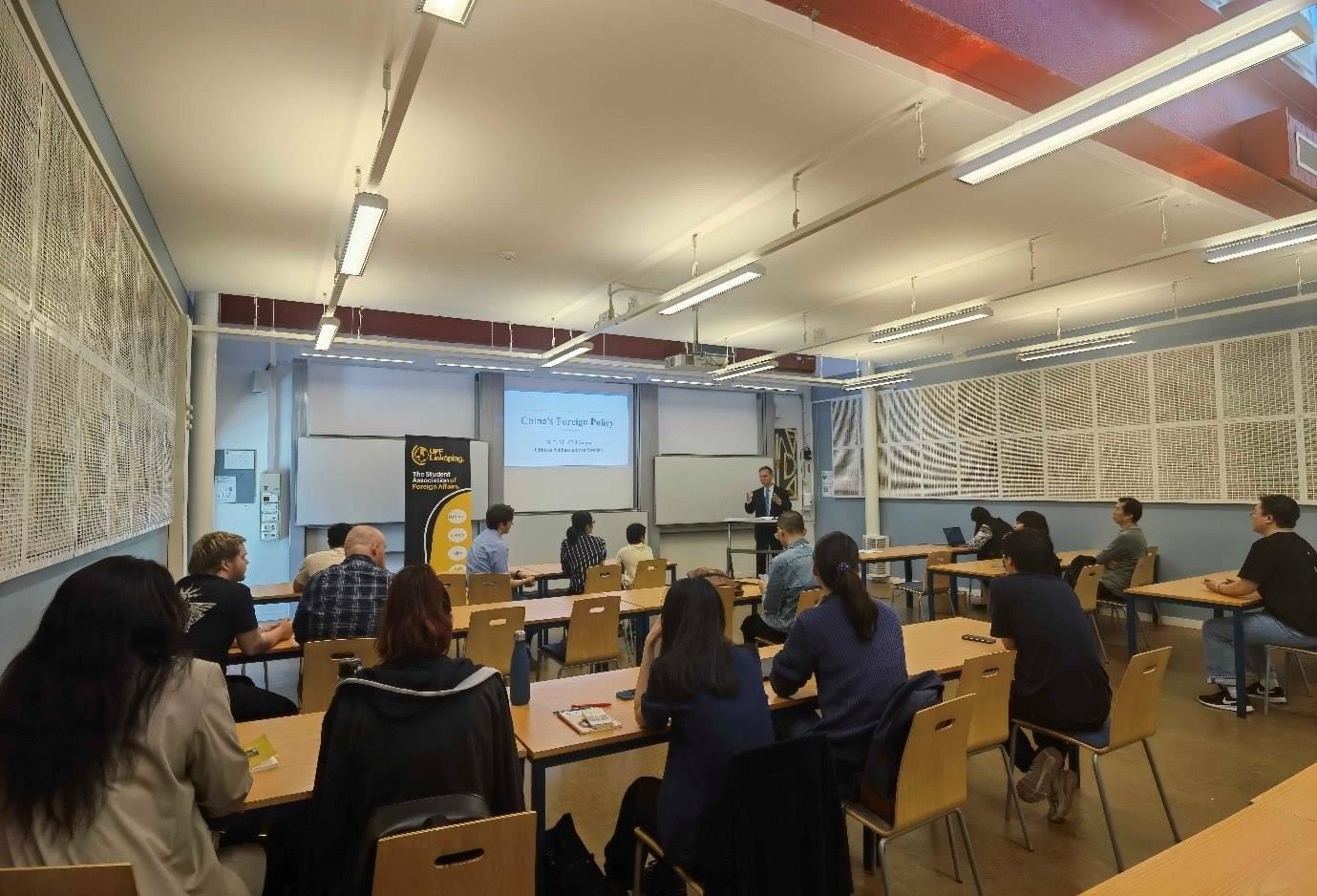 中國駐瑞典大使崔愛民與同學(xué)們互動并回答問題。中國駐瑞典大使館供圖