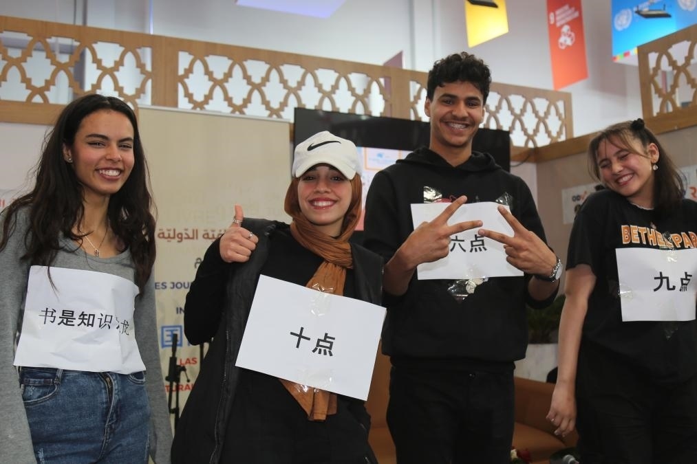 2024年4月24日，突尼斯高中生在首都突尼斯市舉辦的突尼斯國(guó)際書(shū)展上表演漢語(yǔ)節(jié)目。新華社發(fā)（阿代爾攝）