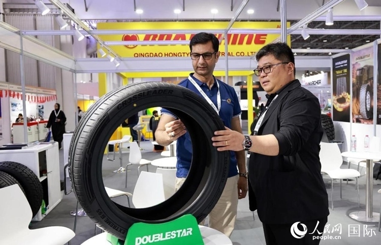 工作人員向客戶展示雙星電動(dòng)汽車輪胎。和傳統(tǒng)汽車輪胎相比，電動(dòng)汽車輪胎具有更高承載能力、更加靜音舒適、更好極速抓地、更低滾動(dòng)阻力等特點(diǎn)。人民網(wǎng)記者 管克江攝