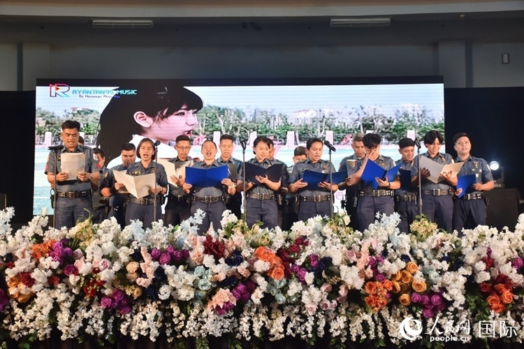 邦板牙省警察局學(xué)員在結(jié)業(yè)典禮上表演合唱。人民網(wǎng)記者 樊帆攝