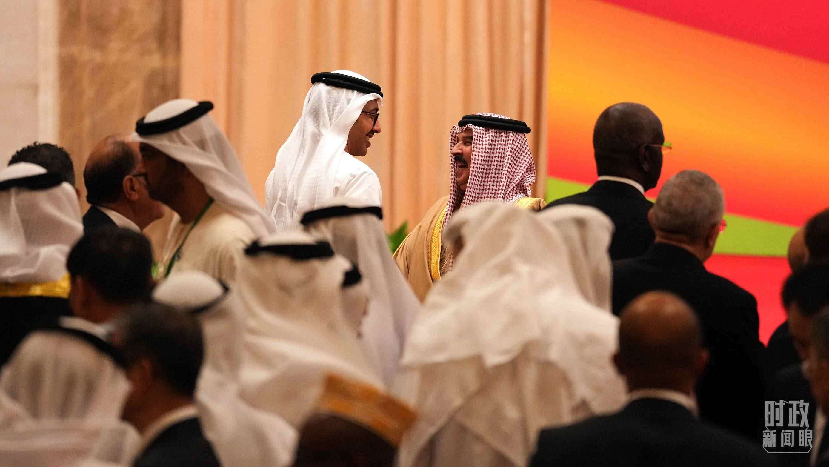 △與會(huì)代表在交談。（總臺(tái)國(guó)廣記者李晉拍攝）