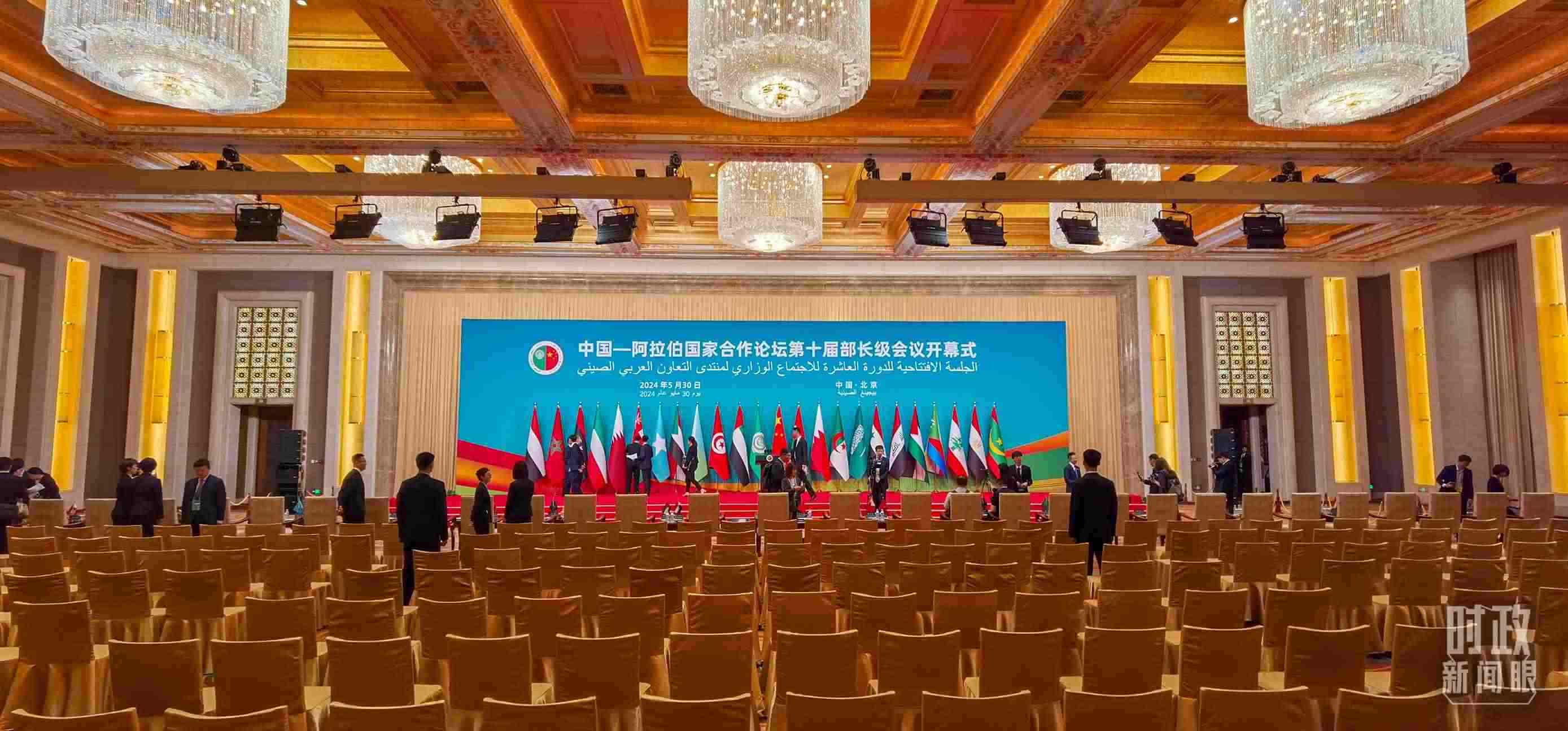 △會(huì)議開(kāi)始前，現(xiàn)場(chǎng)正在進(jìn)行各項(xiàng)準(zhǔn)備工作。（總臺(tái)央視記者郭鴻拍攝）