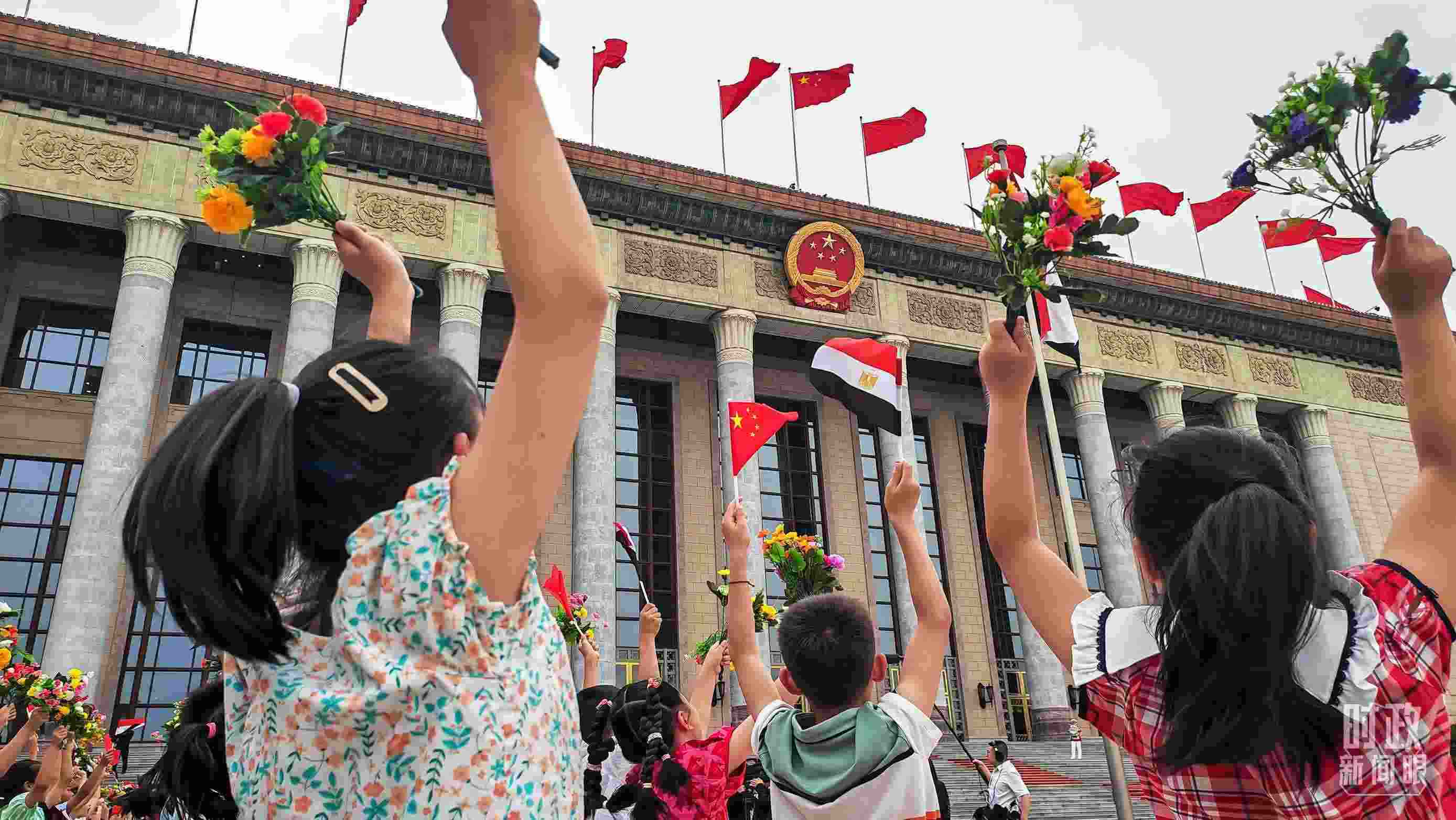 △5月29日下午，習(xí)近平主席舉行儀式歡迎埃及總統(tǒng)塞西訪華。圖為歡迎儀式現(xiàn)場(chǎng)的少年兒童。（總臺(tái)央視記者劉琦拍攝）