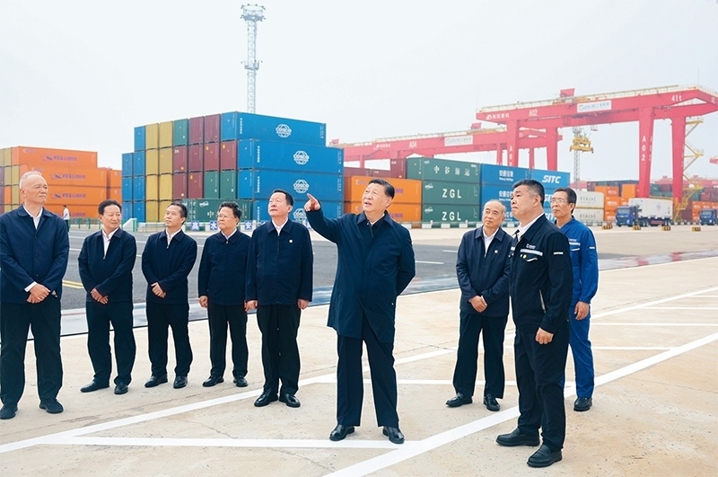 2024年5月22日至24日，中共中央總書記、國家主席、中央軍委主席習(xí)近平在山東考察。這是22日下午，習(xí)近平在日照港察看全自動化集裝箱碼頭作業(yè)場景。 新華社記者 鞠鵬/攝