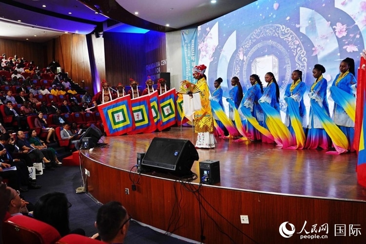 開幕式前，內(nèi)羅畢大學(xué)孔子學(xué)院學(xué)生進(jìn)行文藝表演。人民網(wǎng)記者 黃煒鑫攝