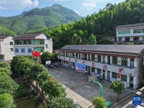 這是5月28日拍攝的湖南省衡陽市衡陽縣岣嶁鄉(xiāng)妙溪小學(xué)（無人機照片）。