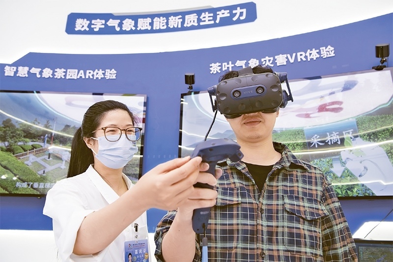 2024年5月23日，第七屆數(shù)字中國(guó)建設(shè)峰會(huì)現(xiàn)場(chǎng)體驗(yàn)區(qū)在福州海峽國(guó)際會(huì)展中心向?qū)I(yè)觀眾開放。本次現(xiàn)場(chǎng)體驗(yàn)區(qū)圍繞本屆峰會(huì)主題“釋放數(shù)據(jù)要素價(jià)值，發(fā)展新質(zhì)生產(chǎn)力”，設(shè)置“數(shù)字惠民”、“數(shù)字能力”、“數(shù)字基礎(chǔ)”、“數(shù)字生態(tài)”、“數(shù)字賦能”五大板塊。圖為一名觀眾（右）在數(shù)字氣象賦能新質(zhì)生產(chǎn)力展臺(tái)上進(jìn)行體驗(yàn)。 新華社記者 魏培全/攝