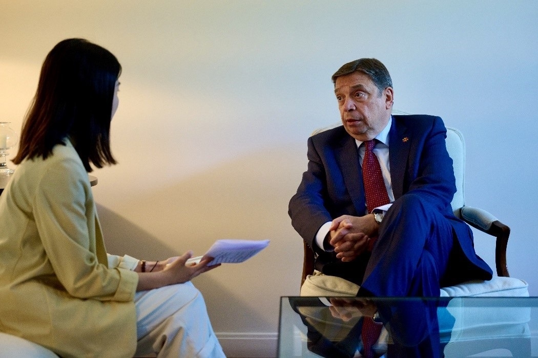 西班牙農(nóng)業(yè)、漁業(yè)和食品大臣普拉納斯接受人民網(wǎng)專訪。西班牙駐華大使館供圖