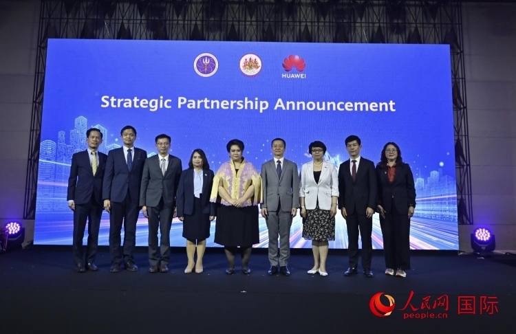 數(shù)字人才峰會現(xiàn)場。左五為泰國高等教育、科學、研究和創(chuàng)新部長素巴瑪·伊沙拉帕迪，右三中國駐泰國大使館教育參贊許蘭，右四為華為泰國技術有限公司總經(jīng)理李雄偉。人民網(wǎng)記者 簡承淵攝