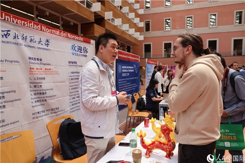 西班牙應(yīng)屆畢業(yè)生在展臺(tái)前咨詢。人民網(wǎng)記者 顏歡攝