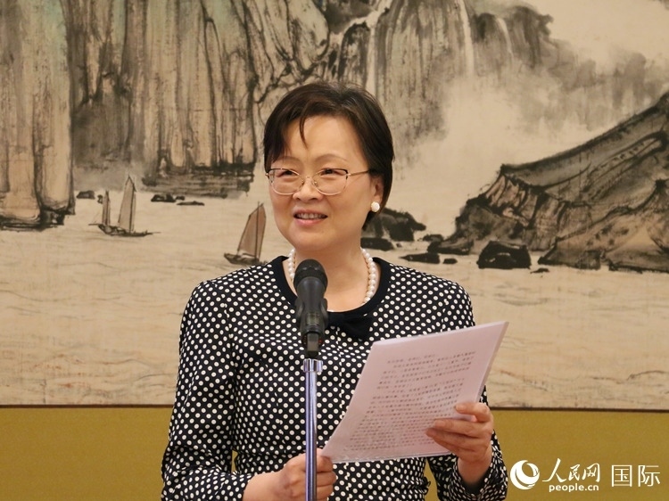 大使夫人丁玥致辭。人民網(wǎng) 許可攝