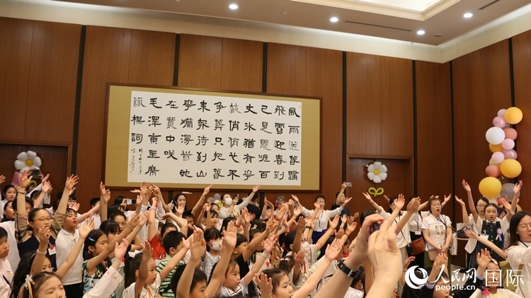 小朋友們合唱《明天會(huì)更好》。人民網(wǎng) 許可攝