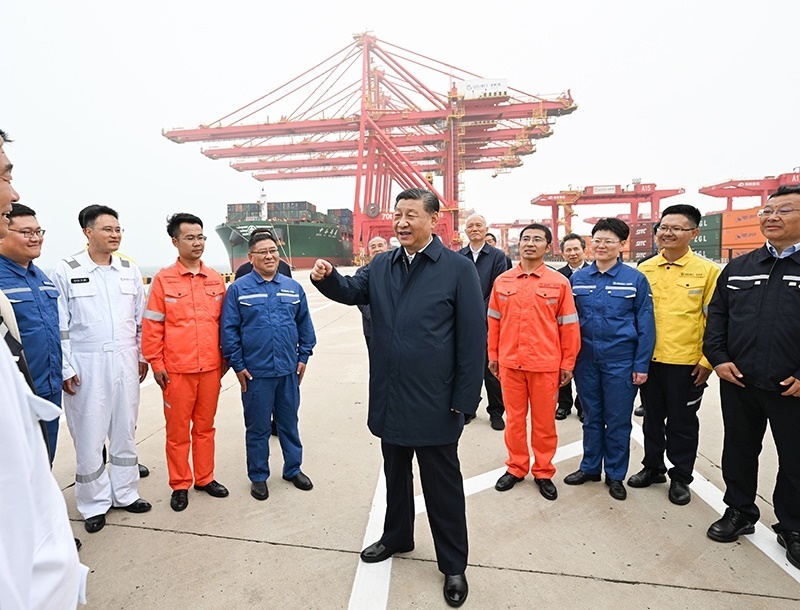 △2024年5月22日，習(xí)近平總書記在山東省日照港親切慰問(wèn)港口科技工作者、運(yùn)營(yíng)人員、航運(yùn)人員。