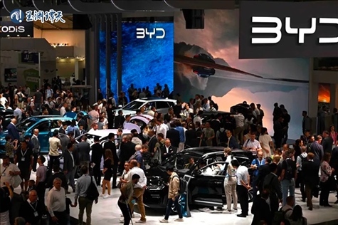 中國(guó)新能源汽車(chē)亮相德國(guó)車(chē)展，引發(fā)圍觀