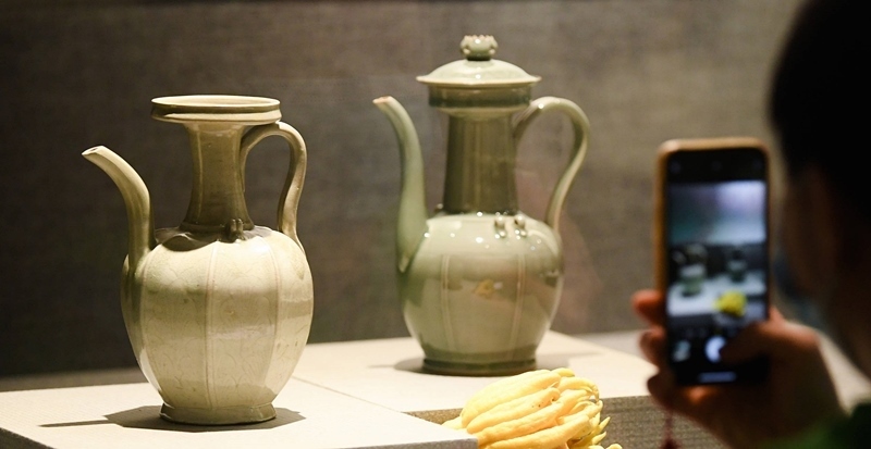 2021年9月14日，浙江省博物館，觀眾在拍攝北宋龍泉窯執(zhí)壺（左）和龍泉青瓷藝人劉杰制作的執(zhí)壺。