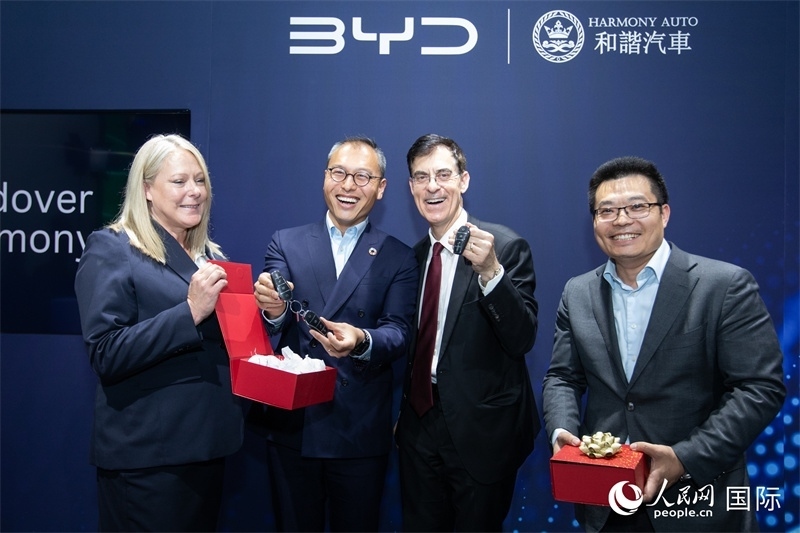 兩位英國消費者獲得新車鑰匙。人民網(wǎng)記者 許立群攝影
