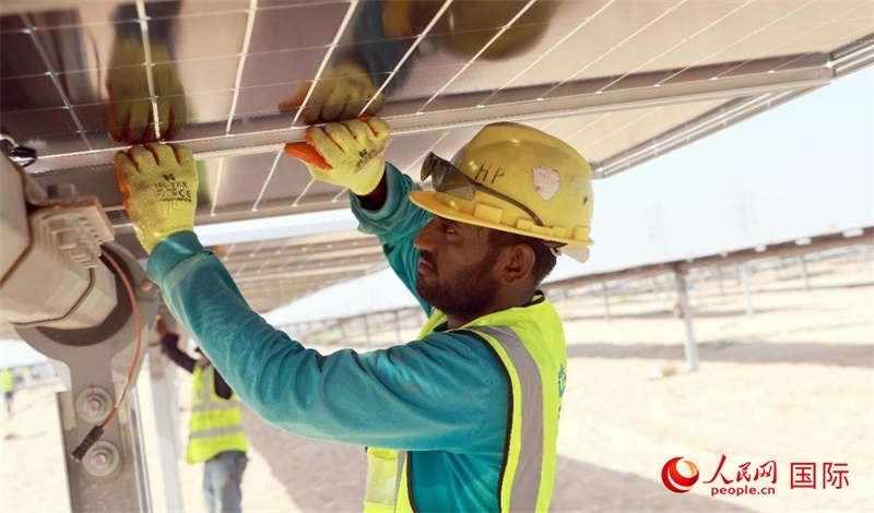 工人正在安裝光伏面板。人民網(wǎng)記者 管克江攝