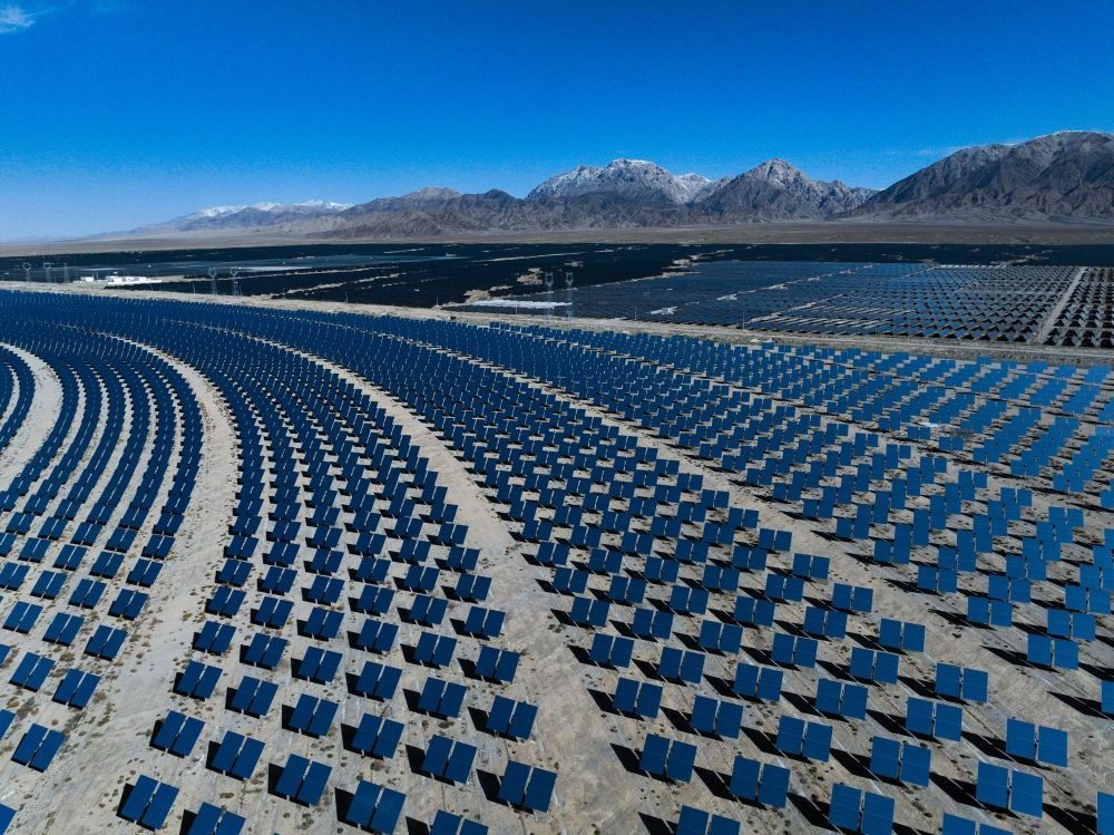 這是2024年4月23日在青海省海西蒙古族藏族自治州德令哈市光伏（光熱）產(chǎn)業(yè)園拍攝的光熱電站（無人機(jī)照片）。新華社記者 張龍 攝
