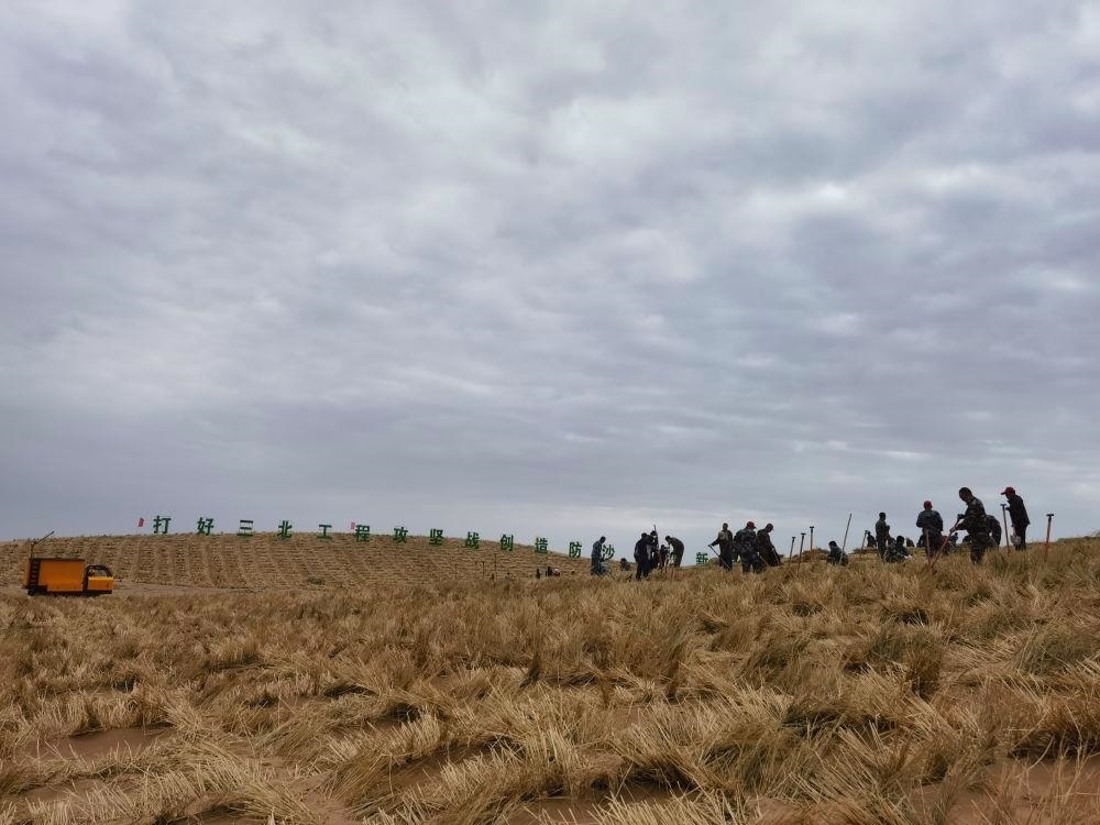 △2023年9月23日，河西走廊—塔克拉瑪干沙漠邊緣阻擊戰(zhàn)在甘肅武威市民勤縣正式啟動(dòng)。