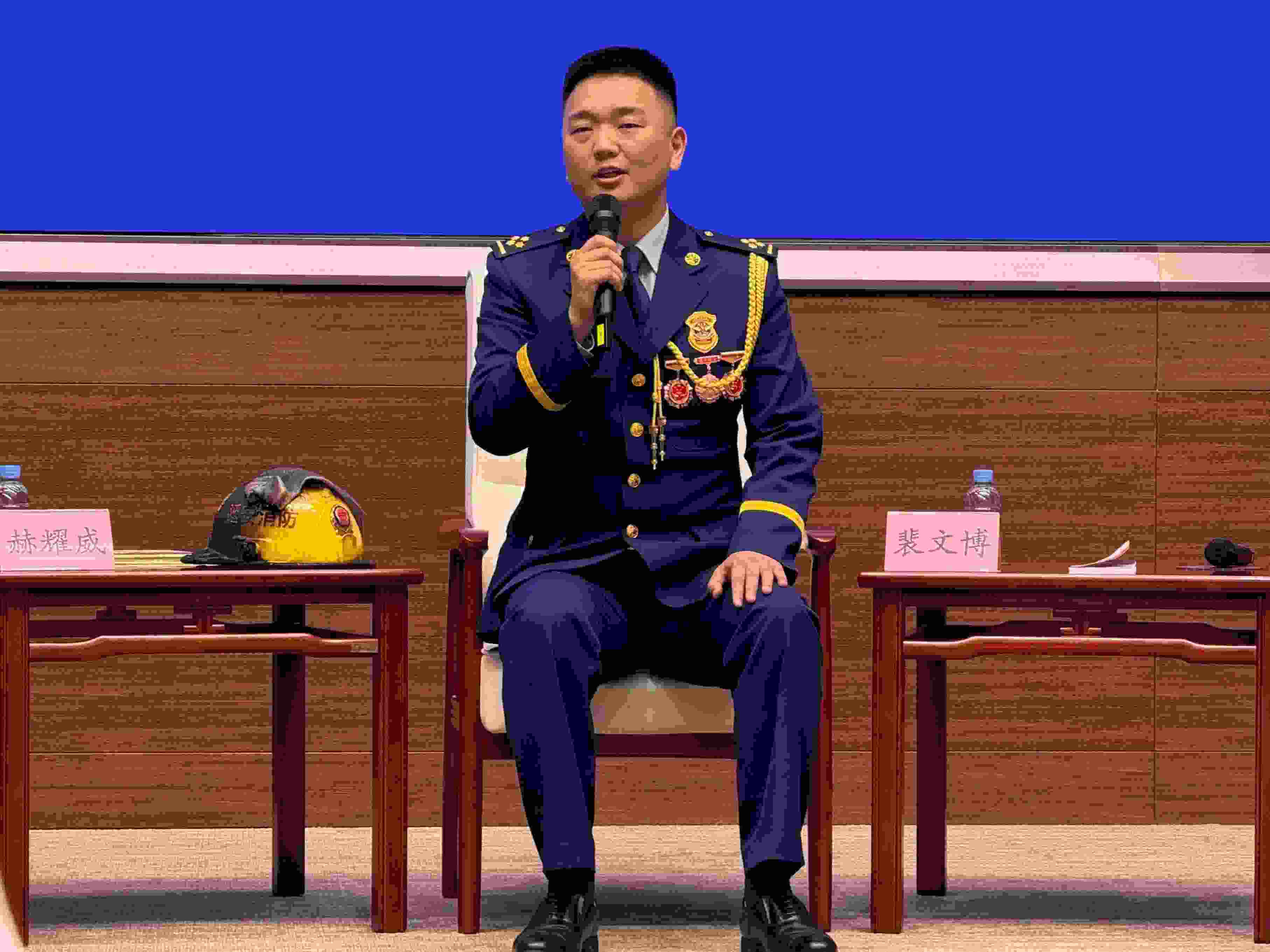 寶塔消防救援站政治指導(dǎo)員裴文博在回答記者提問。人民網(wǎng)記者 郝萍攝