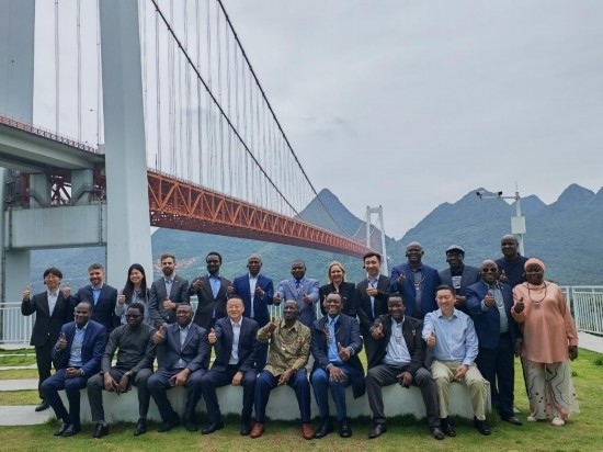 使節(jié)團(tuán)與壩陵河大橋合影。新華社記者 吳思 攝