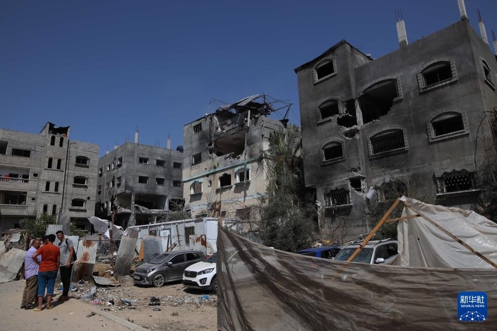這是6月8日在加沙地帶中部努賽賴特難民營(yíng)拍攝的在以軍襲擊中受損嚴(yán)重的房屋及車輛。新華社發(fā)（馬爾萬(wàn)·達(dá)烏德攝）