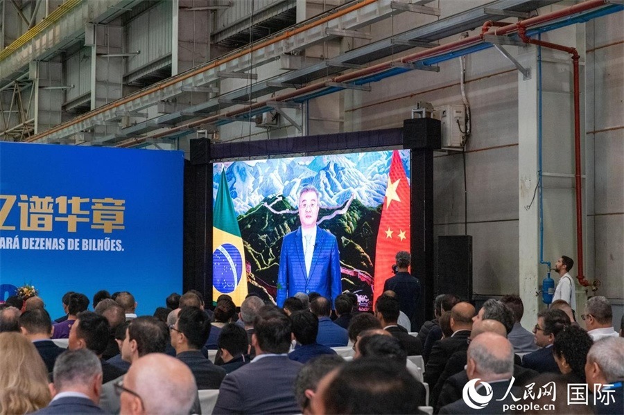 中國駐巴西大使祝青橋在視頻致辭中表示，徐工在巴西的發(fā)展，是眾多中國企業(yè)在習近平主席提出的共建“一帶一路”倡議推動下，將中國的技術和產(chǎn)業(yè)發(fā)展成果帶往世界，促進各國發(fā)展的縮影。 人民日報社拉美中心分社 威廉·科埃略·維亞納攝