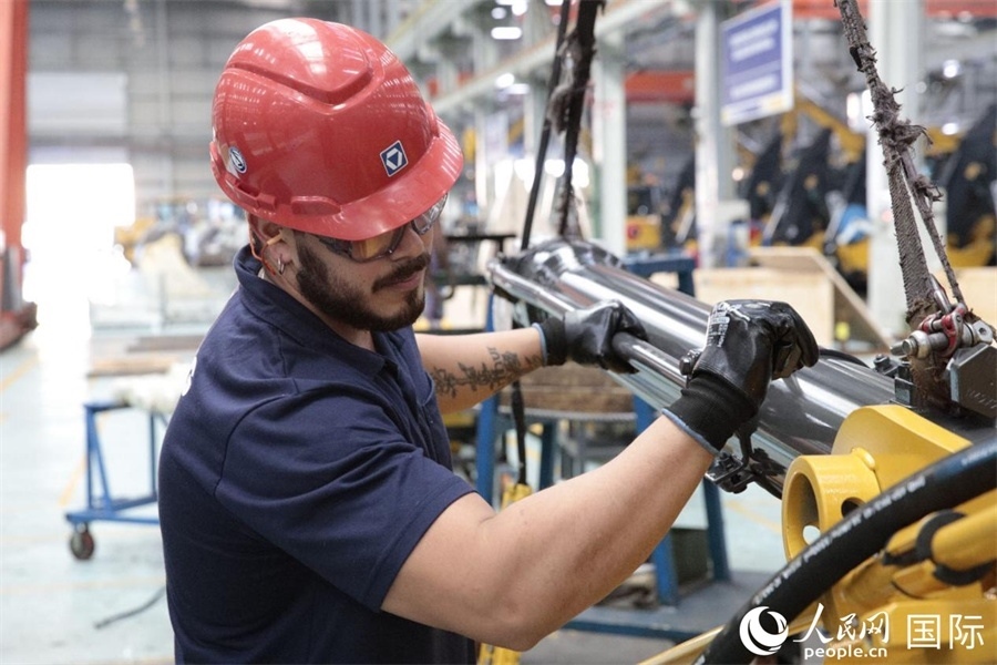 一名徐工巴西制造基地的當?shù)貑T工正在進行設備安裝和調(diào)試。 人民日報社拉美中心分社 威廉·科埃略·維亞納攝