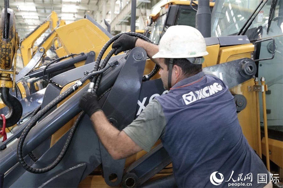 一名徐工巴西制造基地的當?shù)貑T工正在進行設備安裝和調(diào)試。 人民日報社拉美中心分社 威廉·科埃略·維亞納攝