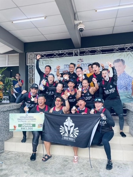 全體隊員歡慶取得混合組冠軍。組委會供圖