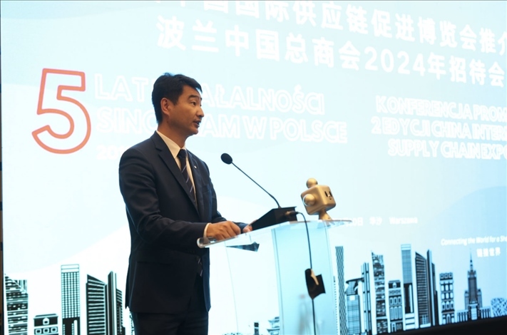 波蘭中國總商會會長胡新元致辭。