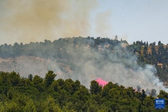 6月12日，以色列北部加利利地區(qū)遭受火箭彈襲擊后冒出滾滾濃煙。新華社發(fā)（阿亞爾·馬戈林?jǐn)z/基尼圖片社）