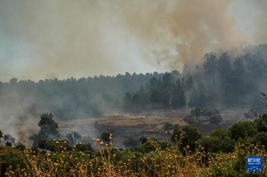  6月12日，以色列北部加利利地區(qū)遭受火箭彈襲擊后冒出滾滾濃煙。新華社發(fā)（阿亞爾·馬戈林?jǐn)z/基尼圖片社）