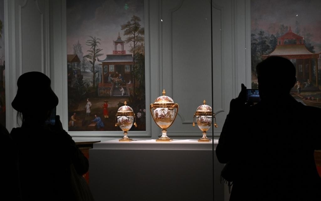 4月1日，觀眾在北京故宮參觀“紫禁城與凡爾賽宮——17、18世紀的中法交往”展覽。新華社記者金良快攝