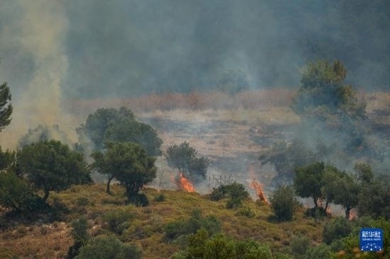 6月12日，以色列北部加利利地區(qū)遭受火箭彈襲擊后冒出滾滾濃煙。新華社發(fā)（阿亞爾·馬戈林?jǐn)z/基尼圖片社）