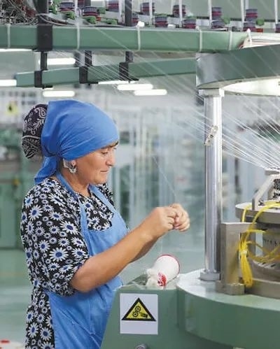 在針織毛坯車間，當(dāng)?shù)毓と苏诮泳€。胡澤曦?cái)z