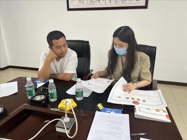 成都市溫江區(qū)市場(chǎng)監(jiān)管局在區(qū)農(nóng)副產(chǎn)品流通交易中心為商戶上門辦理“個(gè)轉(zhuǎn)企”登記。成都市市場(chǎng)監(jiān)管局供圖