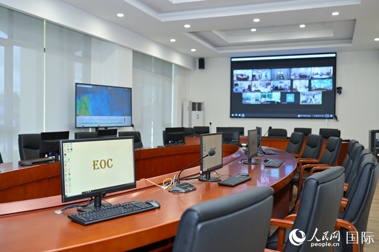 援緬甸國(guó)家疾控中心應(yīng)急指揮中心內(nèi)。人民網(wǎng)記者 謝佳君攝