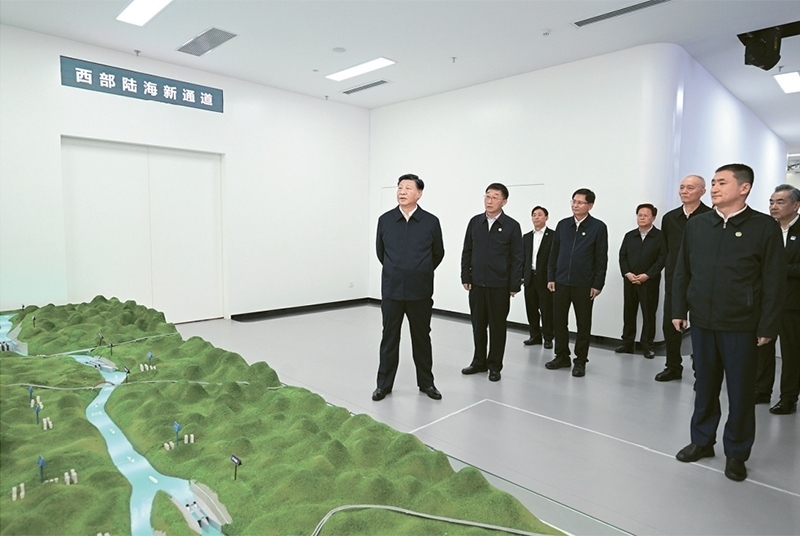 2023年12月14日至15日，中共中央總書記、國家主席、中央軍委主席習(xí)近平在廣西考察。這是14日上午，習(xí)近平在南寧市考察中國—東盟信息港股份有限公司，結(jié)合平陸運(yùn)河沙盤聽取西部陸海新通道骨干工程建設(shè)匯報(bào)。 新華社記者 謝環(huán)馳/攝