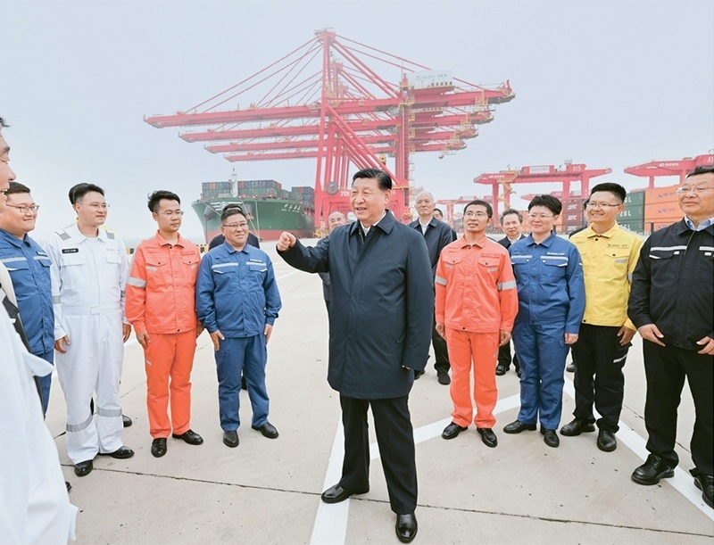 2024年5月22日至24日，中共中央總書記、國家主席、中央軍委主席習(xí)近平在山東考察。這是22日下午，習(xí)近平在日照港親切慰問港口科技工作者、運(yùn)營人員、航運(yùn)人員。 新華社記者 謝環(huán)馳/攝