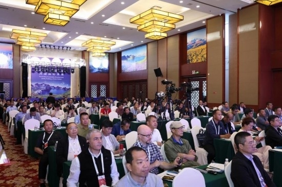  6月15日，“長白山·世界地質(zhì)公園、世界生物圈保護(hù)區(qū)可持續(xù)發(fā)展會議”現(xiàn)場。新華社發(fā)