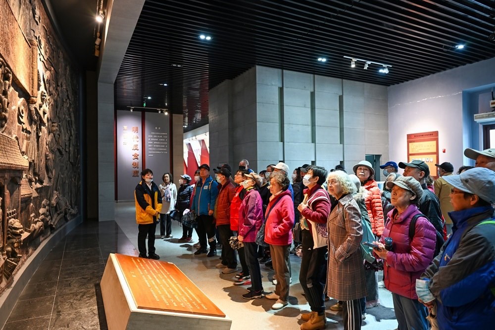 △ 2024年4月10日，北京朝陽區(qū)安慧里社區(qū)黨委組織離退休黨員參觀“明鏡昭廉”明代反貪尚廉歷史文化園。