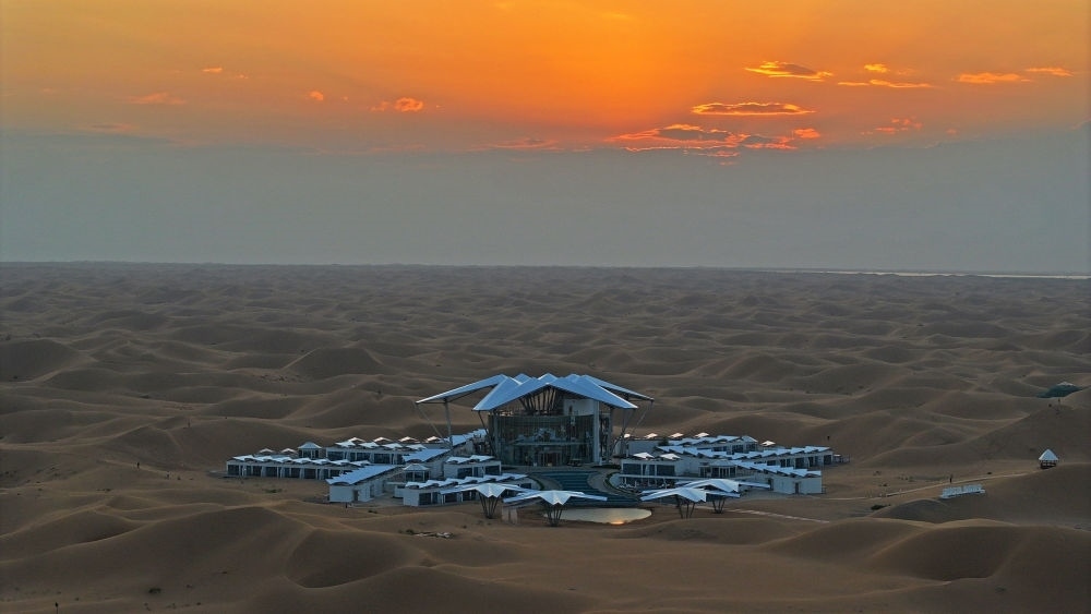 這是位于寧夏中衛(wèi)市沙坡頭景區(qū)的星星酒店（2023年9月6日攝，無(wú)人機(jī)照片）。新華社記者 王鵬 攝