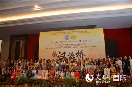 出席閉幕典禮的嘉賓、學(xué)校師生及獲獎(jiǎng)選手等合影留念。人民網(wǎng)記者李培松攝