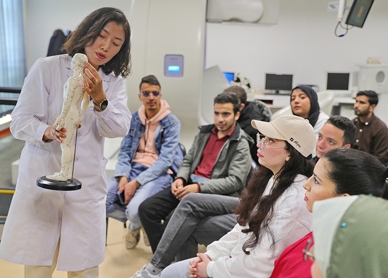 2023年4月19日，河北省秦皇島市中醫(yī)醫(yī)院醫(yī)務(wù)工作者為燕山大學(xué)外國留學(xué)生講解中醫(yī)經(jīng)絡(luò)知識。